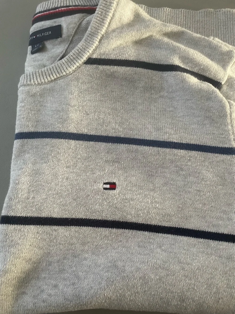 Tommy Hilfiger Men’s Light Gray Striped Crewneck Sweater Size Large - Picture 4 of 7